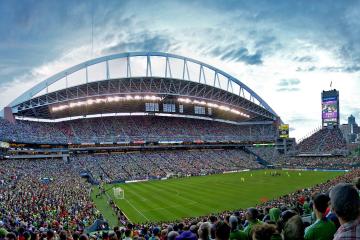 开云下载-跨越太平洋的篮球之桥，当深圳队遇见快船，德罗赞的舞台从未如此宽广