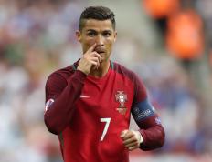 开云体育官网-德甲争冠战之夜，当勒沃库森的天空，映照着猛龙的图腾