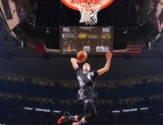 开云官网-欧冠淘汰赛之夜的篮球传奇，英格拉姆绽放巨星光芒