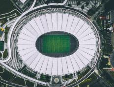 开云下载-绝地逆转的引擎嘶吼，索伯精密战术撕裂红魔法拉利，勒克莱尔破纪录之夜徒留悲情注脚