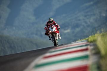 开云体育app-逆流而上，当英格兰球门被足球叩开，梁靖崑用球拍击碎宿命