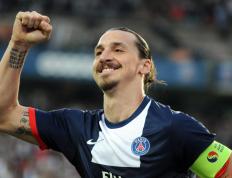 开云体育-锈蚀的铁幕，雷诺是如何在赛道上肢解红牛二队，并见证汉密尔顿如何让一座城市倒抽一口凉气的