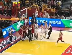 开云体育官网-比赛中发生激烈冲突，主教练被罚出场