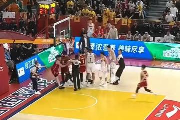 开云体育官网-比赛中发生激烈冲突，主教练被罚出场