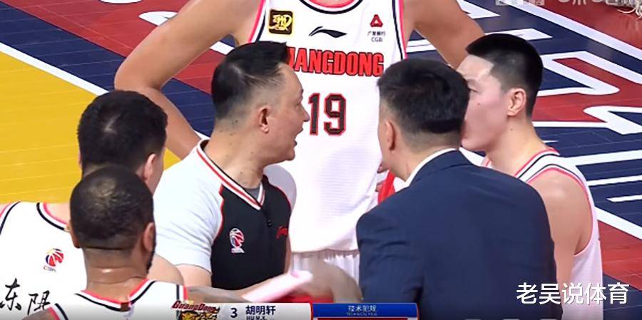 开云体育官网-比赛中发生激烈冲突，主教练被罚出场