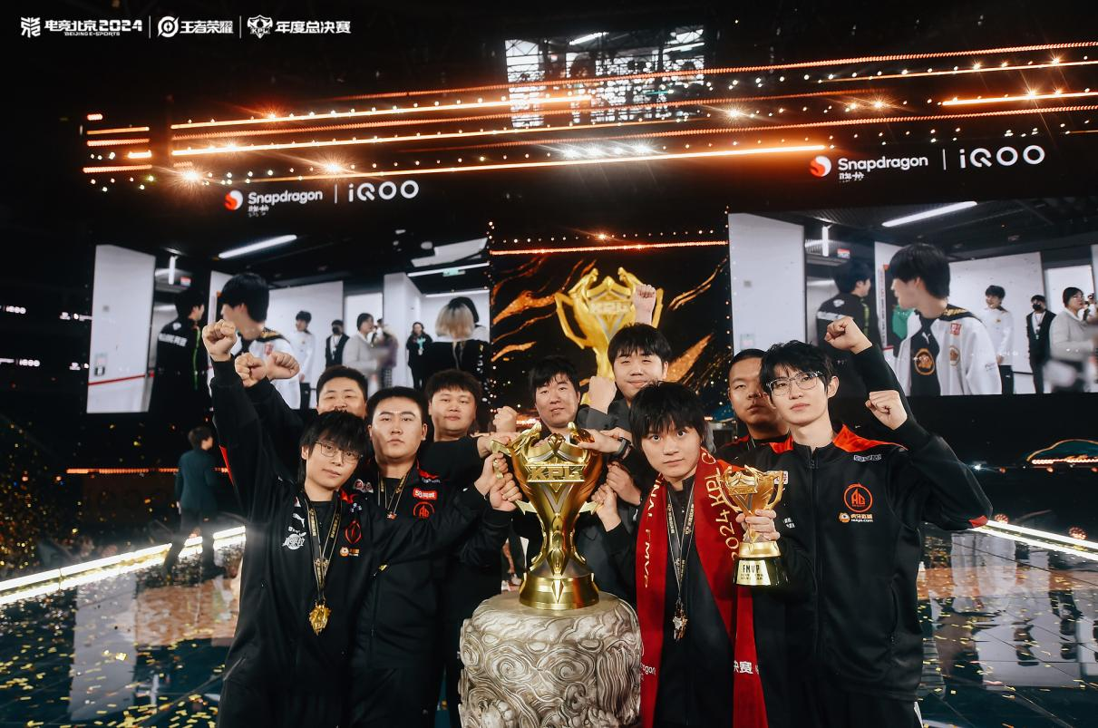 开云体育平台APP-DRX血洗DFM，Uzi线上压制力十足激烈交锋成都决赛之夜，技惊四座